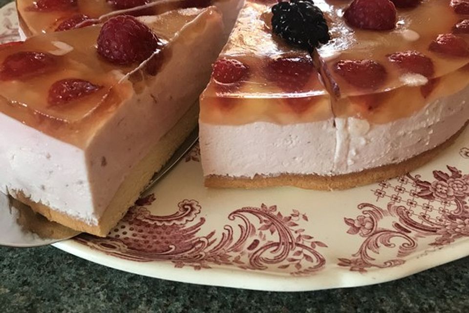 Sommerliche Beeren-Joghurt-Torte