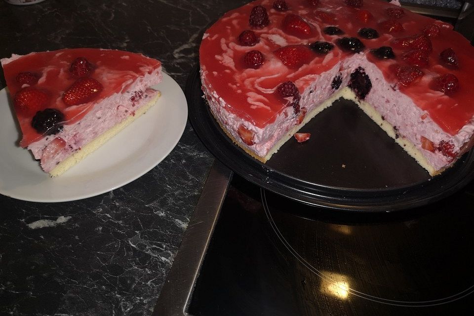 Sommerliche Beeren-Joghurt-Torte