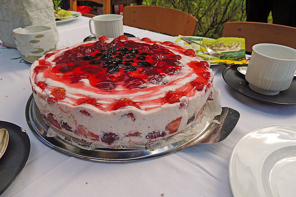 Sommerliche Beeren-Joghurt-Torte