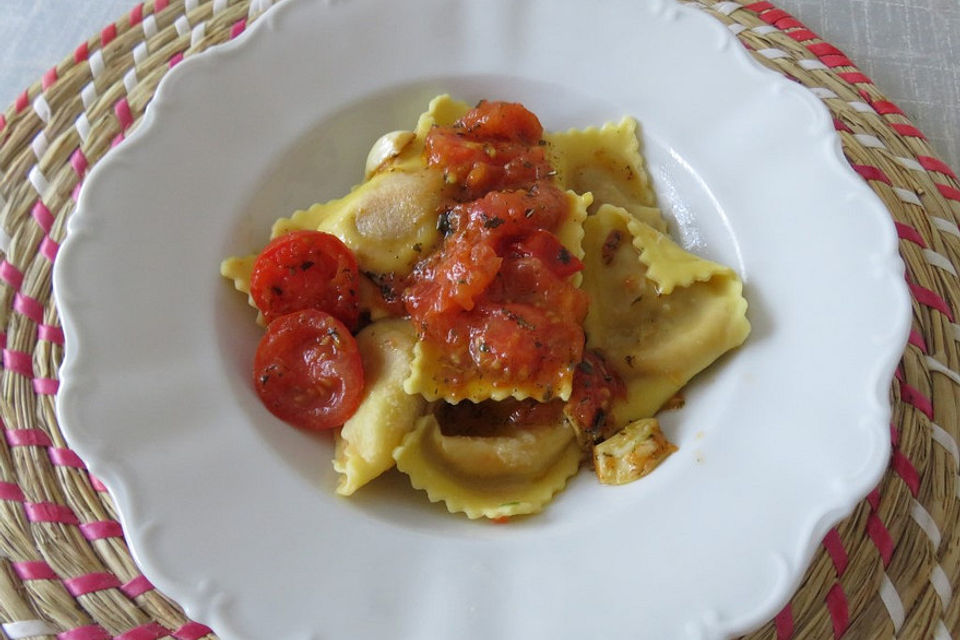 Ravioli mit Steinpilzen auf Tomatenconcassé mit Salbeibutter