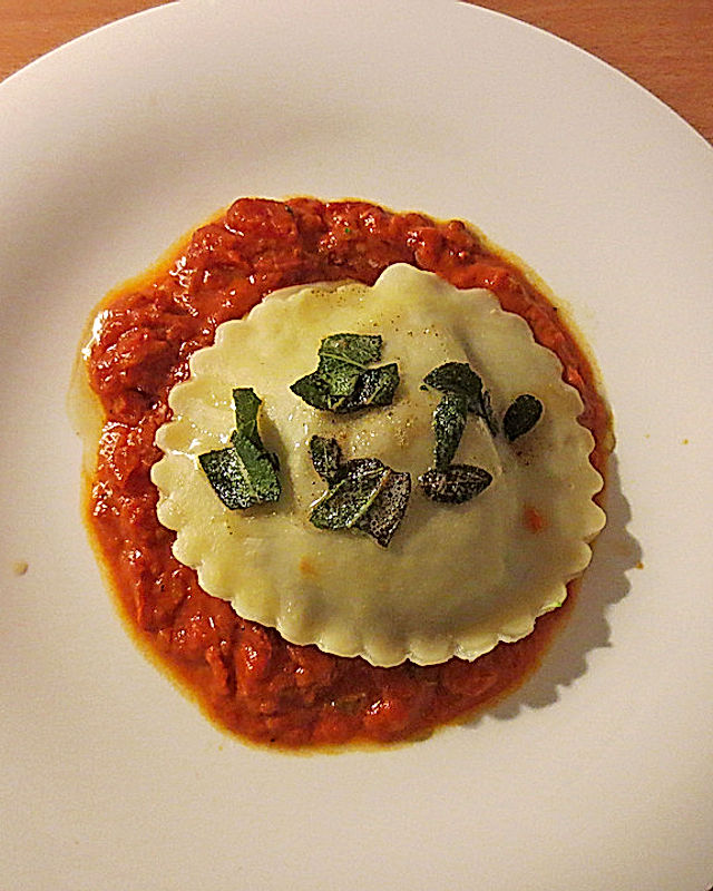 Ravioli mit Steinpilzen auf Tomatenconcassé mit Salbeibutter