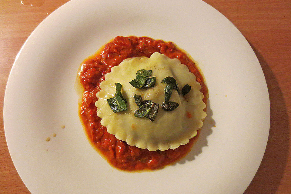 Ravioli mit Steinpilzen auf Tomatenconcassé mit Salbeibutter