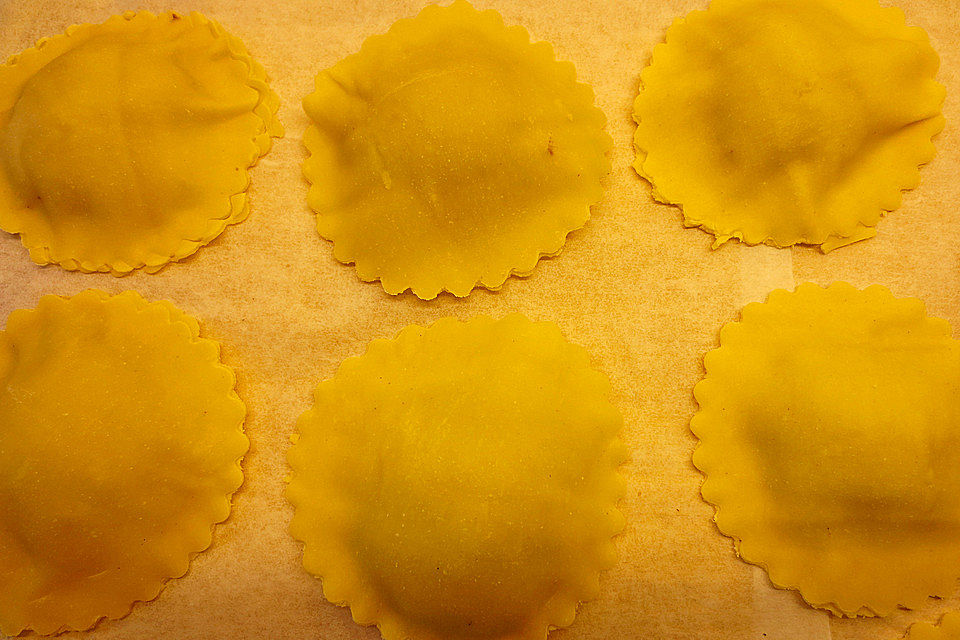 Ravioli mit Steinpilzen auf Tomatenconcassé mit Salbeibutter