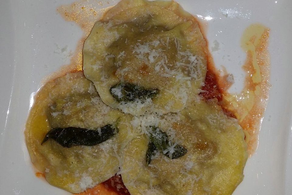 Ravioli mit Steinpilzen auf Tomatenconcassé mit Salbeibutter