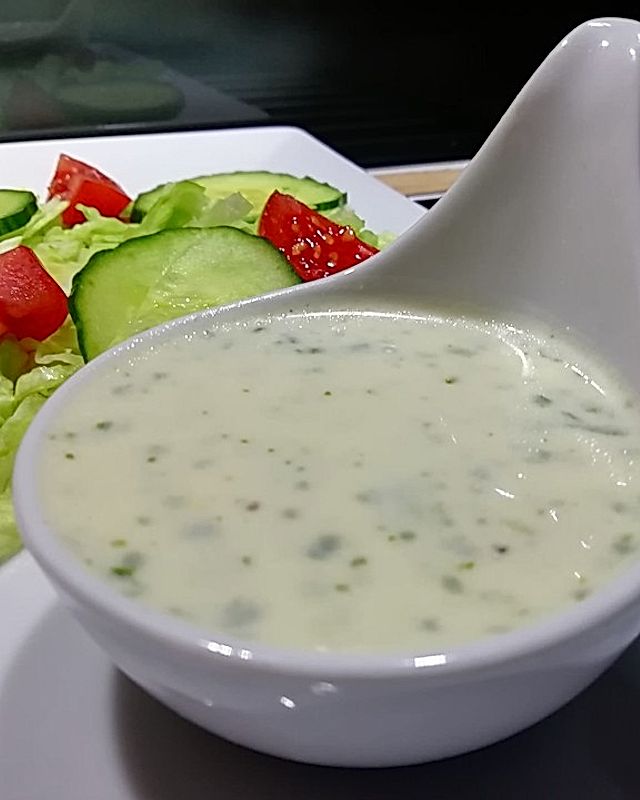 Leichter Salat mit Joghurt-Dressing
