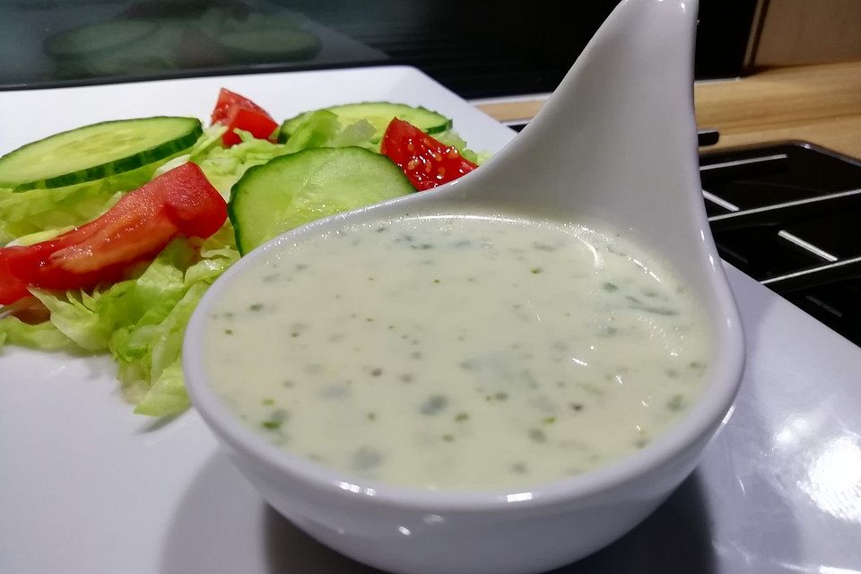 Leichter Salat mit Joghurt-Dressing