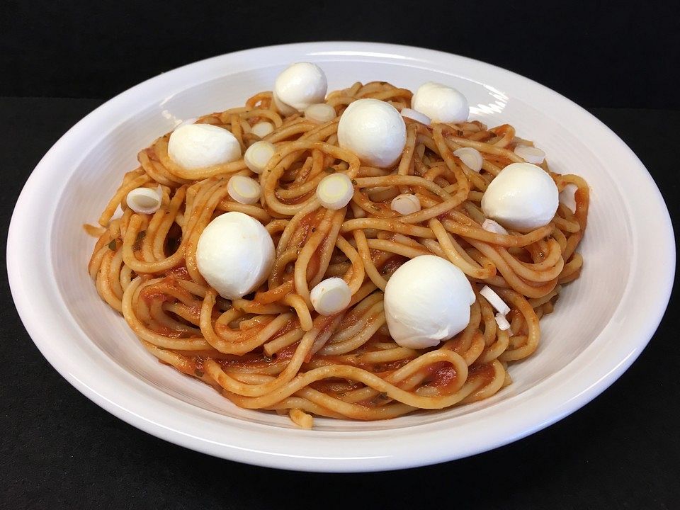Spaghetti mit Tomaten-Mozzarella-Sauce von calagoesla| Chefkoch