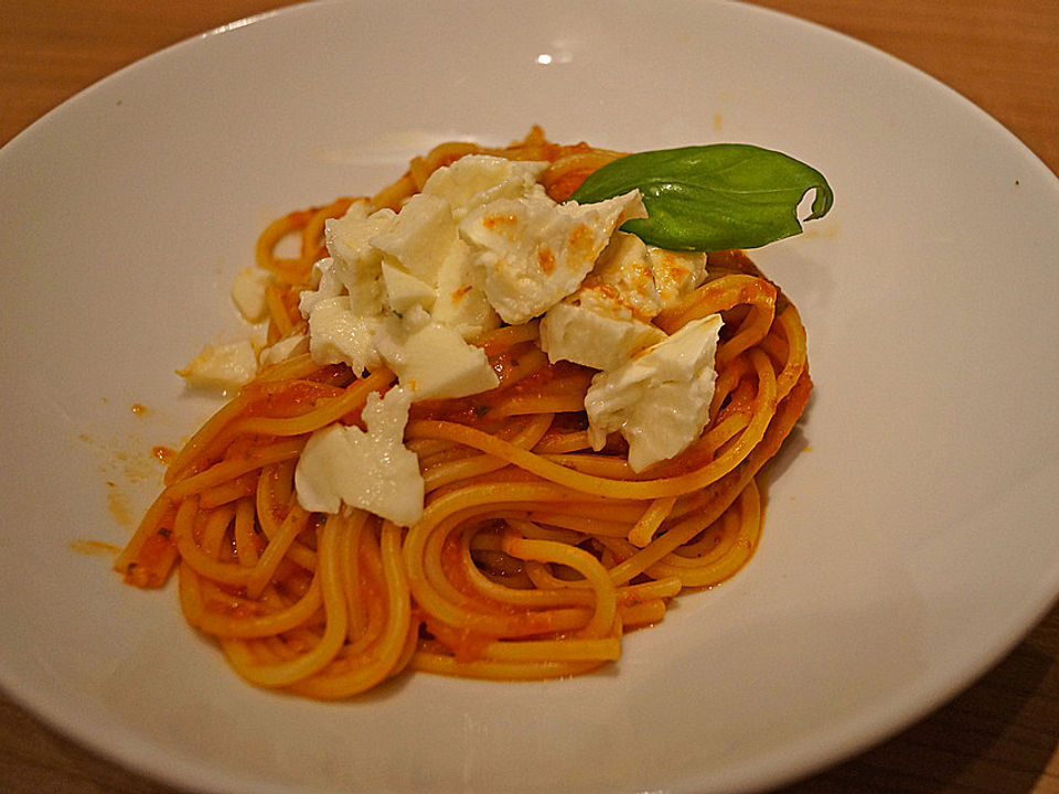Spaghetti mit Tomaten-Mozzarella-Sauce von calagoesla | Chefkoch