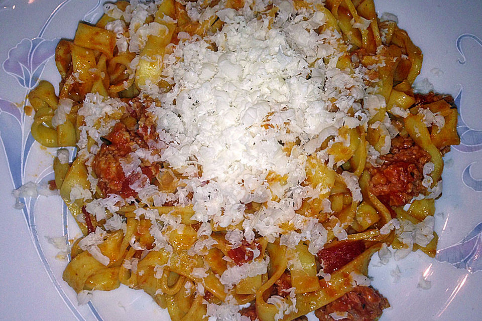 Spirelli mit Salsiccia-Bolognese