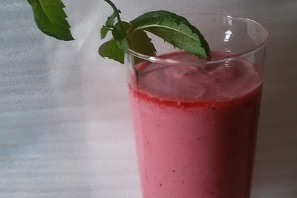 Erdbeer-Himbeer-Johannisbeer-Joghurt Smoothie