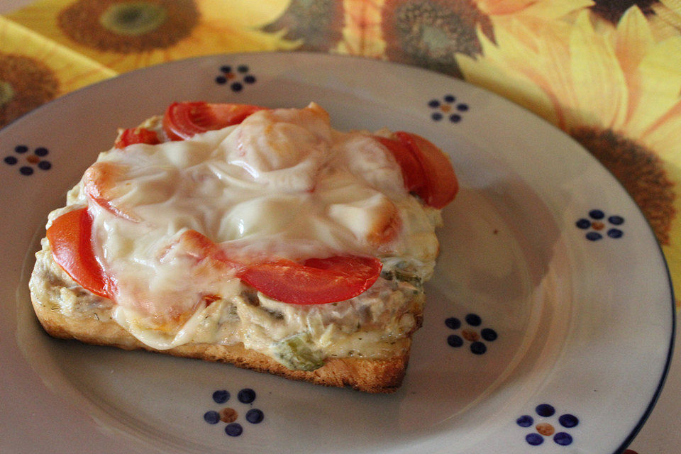 Überbackener Thunfisch-Toast mit Tomaten, Essiggurken, Crème fraîche & Frischkäse