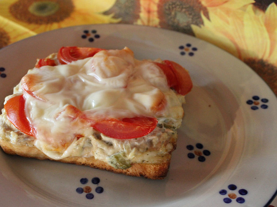 Überbackener Thunfisch-Toast mit Tomaten, Essiggurken, Crème fraîche ...