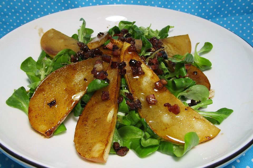 Feldsalat mit gebratenen Birnen und Bacon