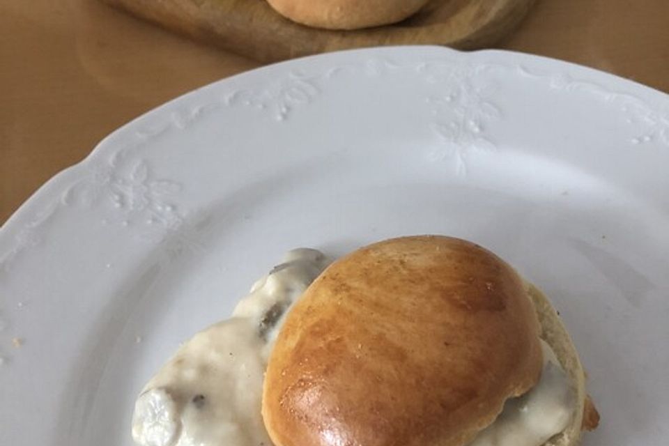 Kleine Brötchen mit Sauce und Würstchen aus den Südstaaten der USA