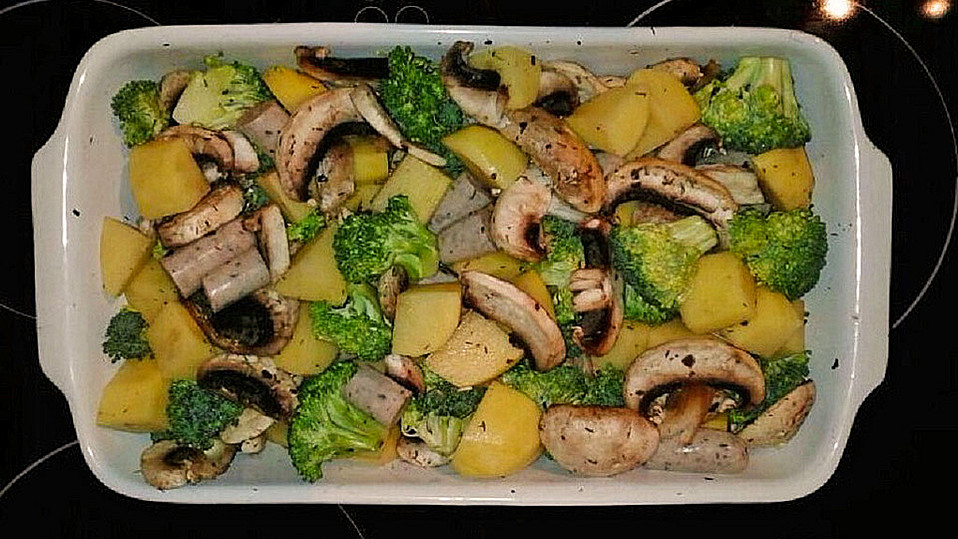 Kartoffel-Bratwurst-Auflauf mit Nürnberger Würstchen, Champignons und ... Kartoffel-Bratwurst-Auflauf mit Nürnberger Würstchen, Champignons und ...