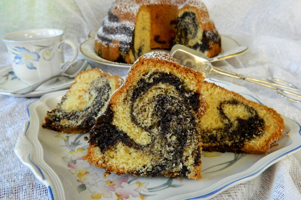 Napfkuchen mit Eierlikör-Mohnwirbel