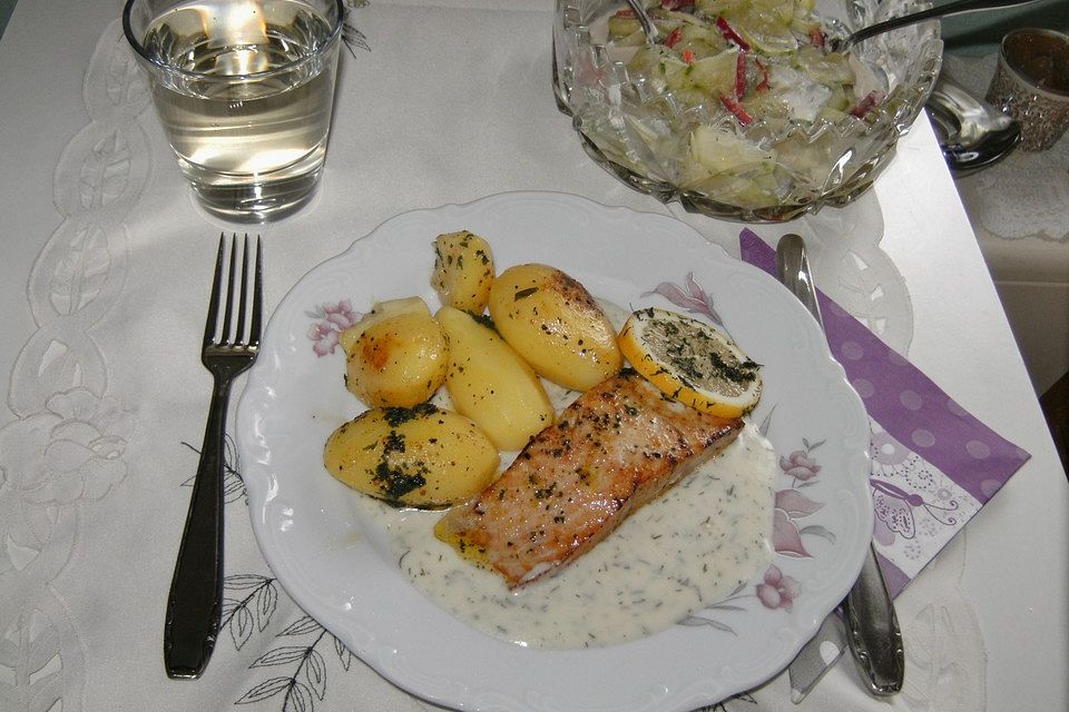 Lachs mit Zitronen-Dill Soße und Petersilienkartöffelchen