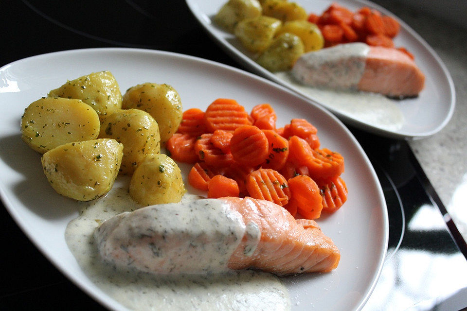 Lachs mit Zitronen-Dill Soße und Petersilienkartöffelchen