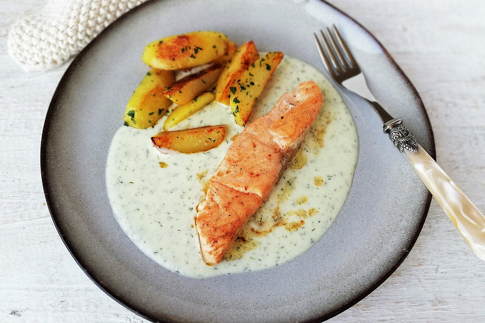 Lachs mit Zitronen-Dill Soße und Petersilienkartöffelchen