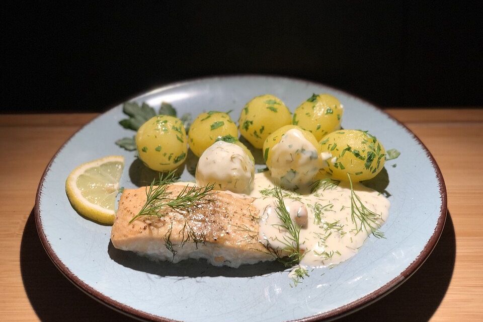 Lachs mit Zitronen-Dill Soße und Petersilienkartöffelchen