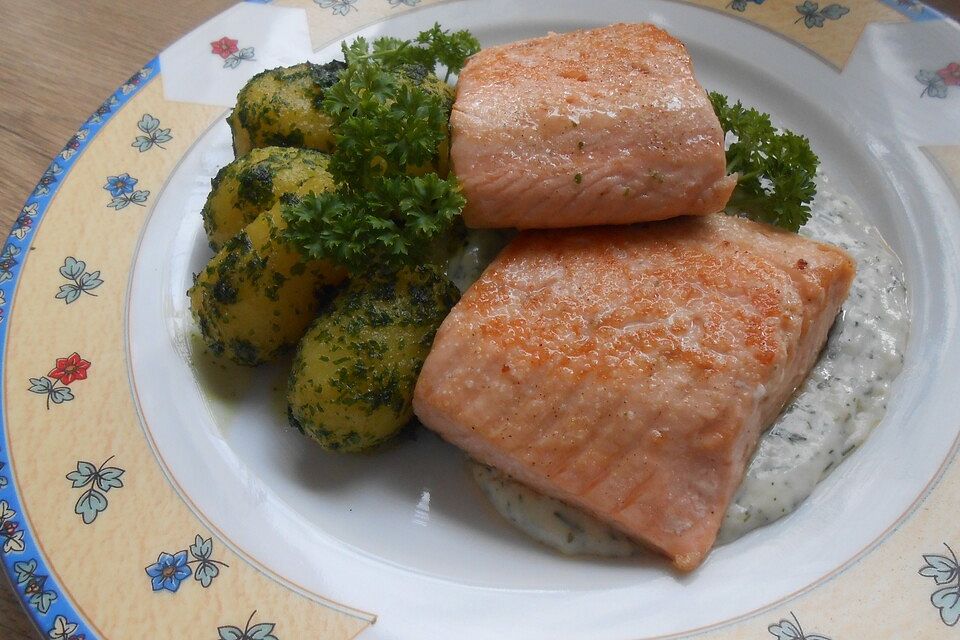 Lachs mit Zitronen-Dill Soße und Petersilienkartöffelchen