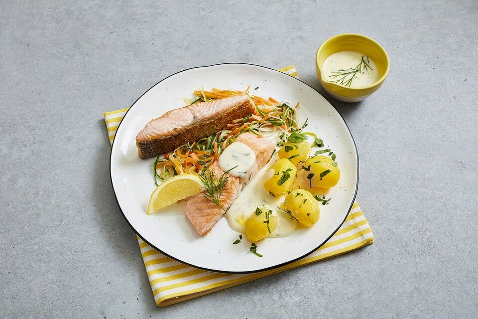 Lachs mit Zitronen-Dill Soße und Petersilienkartöffelchen