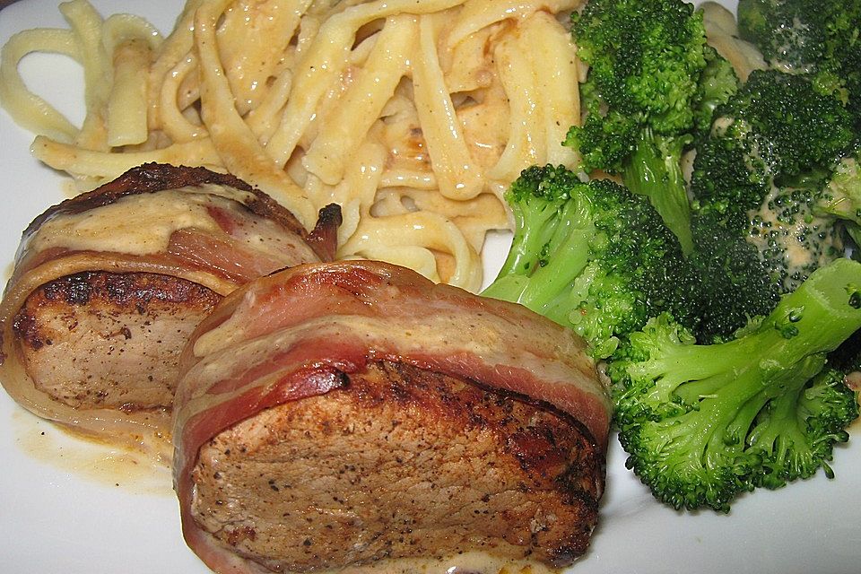 Spätzle mit Medaillons im Speckmantel und Weißweinsoße Spätzle mit Medaillons im Speckmantel und Weißweinsoße