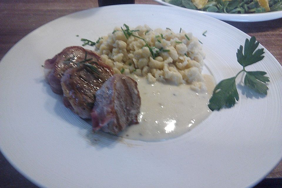 Spätzle mit Medaillons im Speckmantel und Weißweinsoße Spätzle mit Medaillons im Speckmantel und Weißweinsoße
