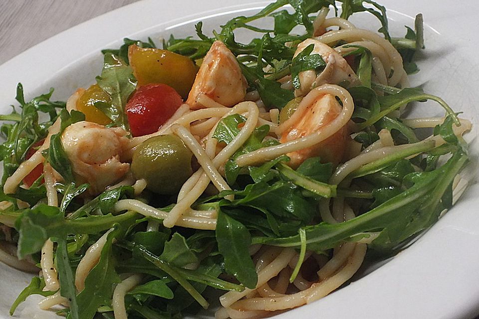 Oliven-Nudelsalat mit Tomaten und Mozzarella