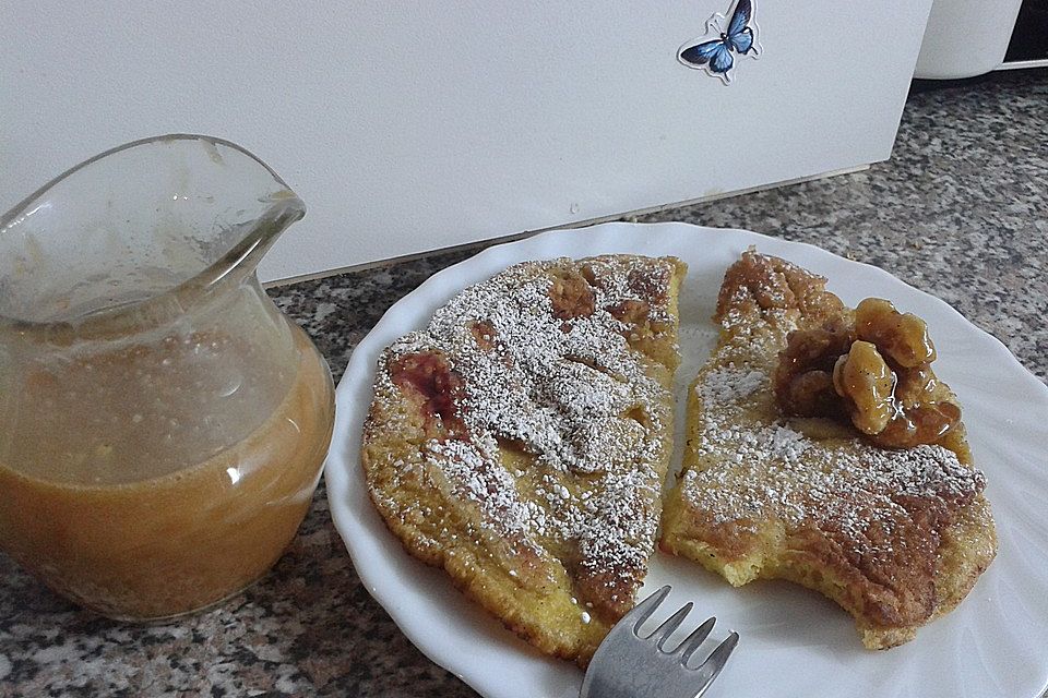 Plinsen bzw. Eierkuchen mit Holunderblüten, dazu Karamellsoße mit Walnüssen