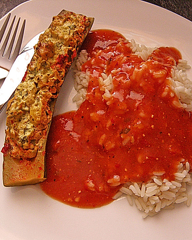 Gefüllte Zucchinischiffchen mit scharfer Paprika-Sauce und Reis