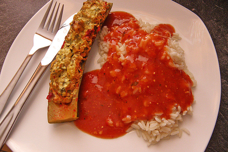 Gefüllte Zucchinischiffchen mit scharfer Paprika-Sauce und Reis