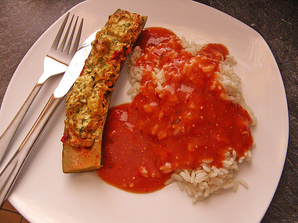 Gefüllte Zucchinischiffchen mit scharfer PaprikaSauce und Reis von
