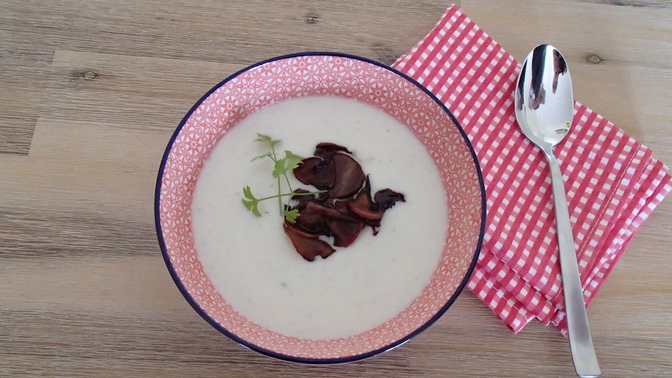 Mairübchen-Cremesuppe mit Ziegenfrischkäse und karamellisierten ...