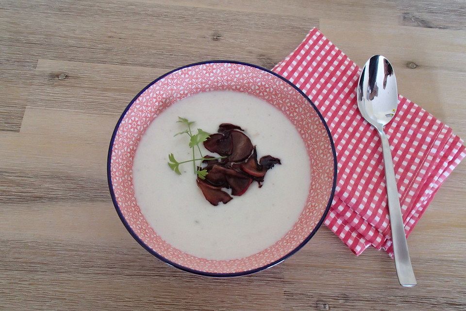 Mairübchen-Cremesuppe mit Ziegenfrischkäse und karamellisierten Radieschen