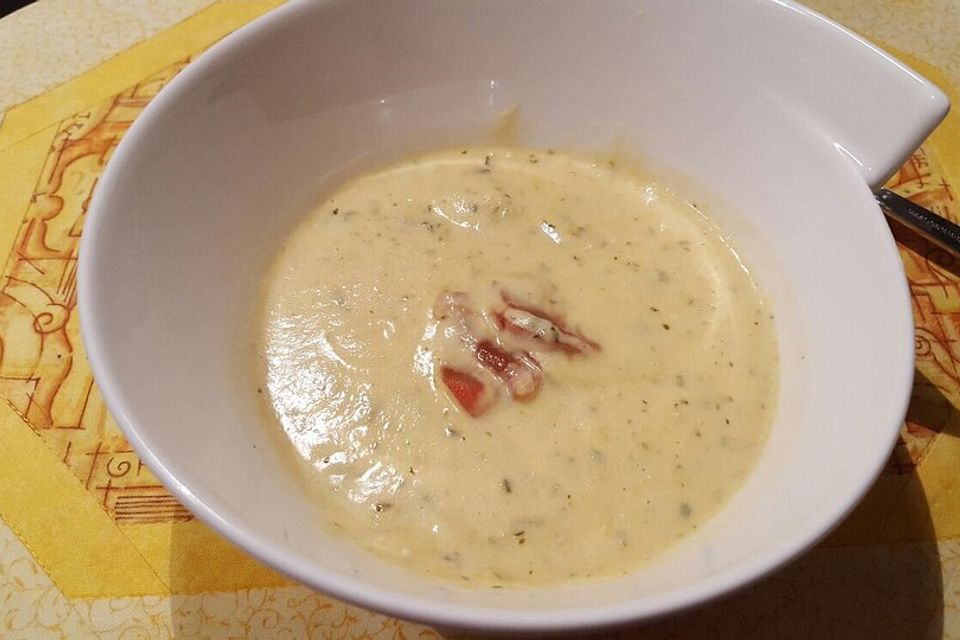 Mairübchen-Cremesuppe mit Ziegenfrischkäse und karamellisierten Radieschen