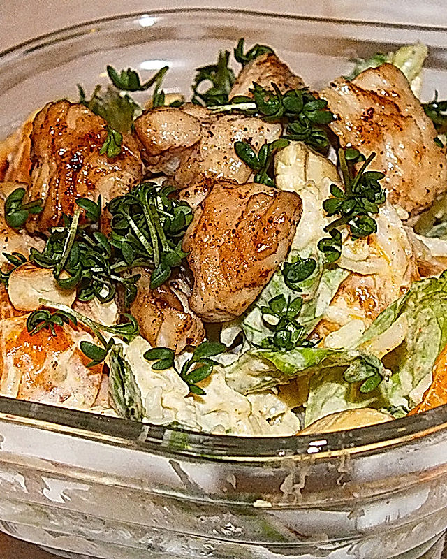 Salat mit Reis, Hühnchen und Kaki