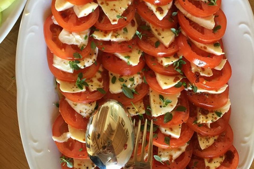 Mozzarella-Tomaten-Salat mit Pesto