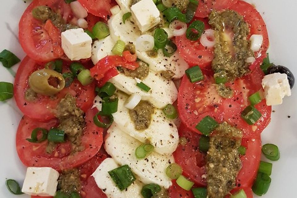 Mozzarella-Tomaten-Salat mit Pesto