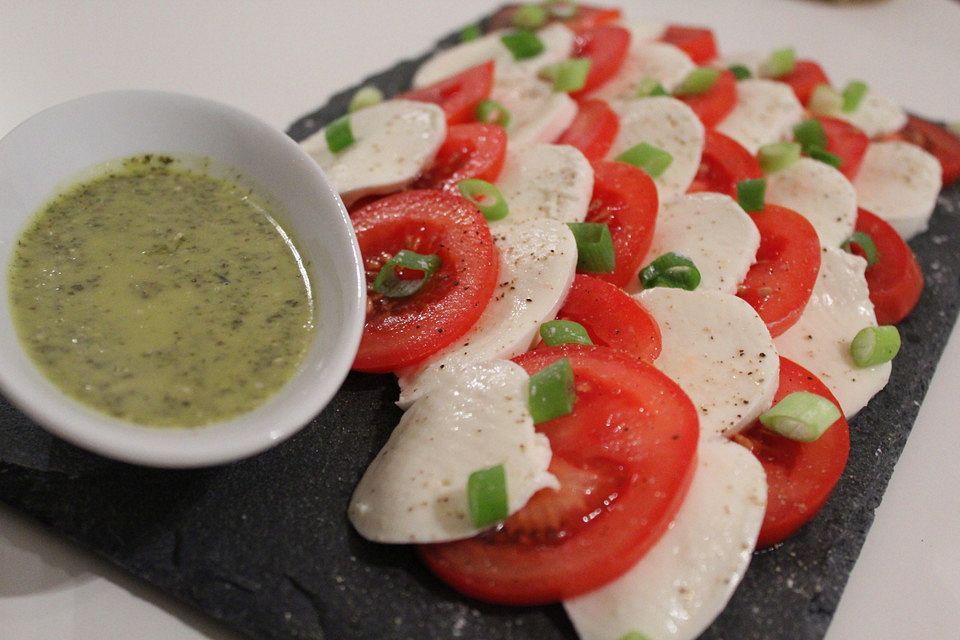 Mozzarella-Tomaten-Salat mit Pesto