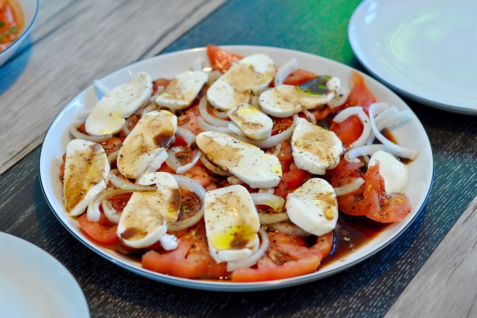 Mozzarella-Tomaten-Salat mit Pesto