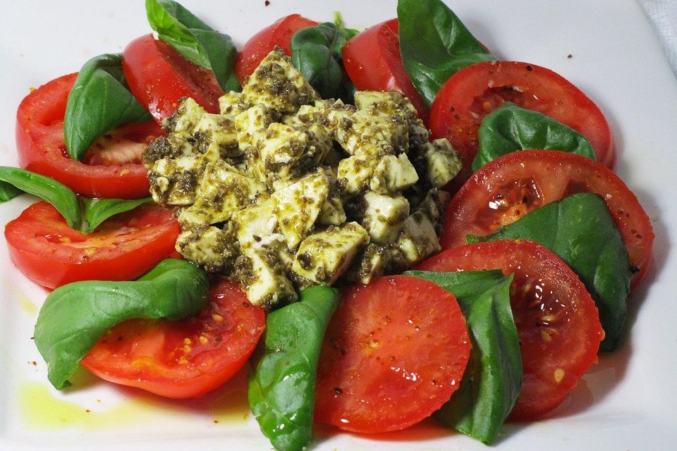 Mozzarella-Tomaten-Salat mit Pesto