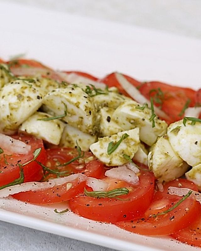 Mozzarella-Tomaten-Salat mit Pesto