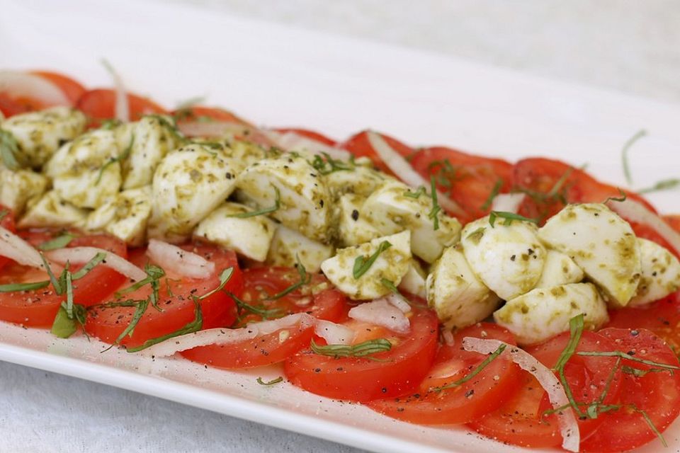 Mozzarella-Tomaten-Salat mit Pesto