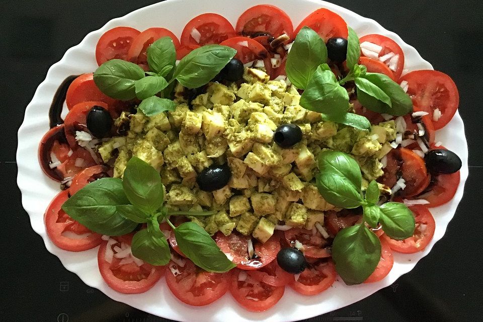 Mozzarella-Tomaten-Salat mit Pesto