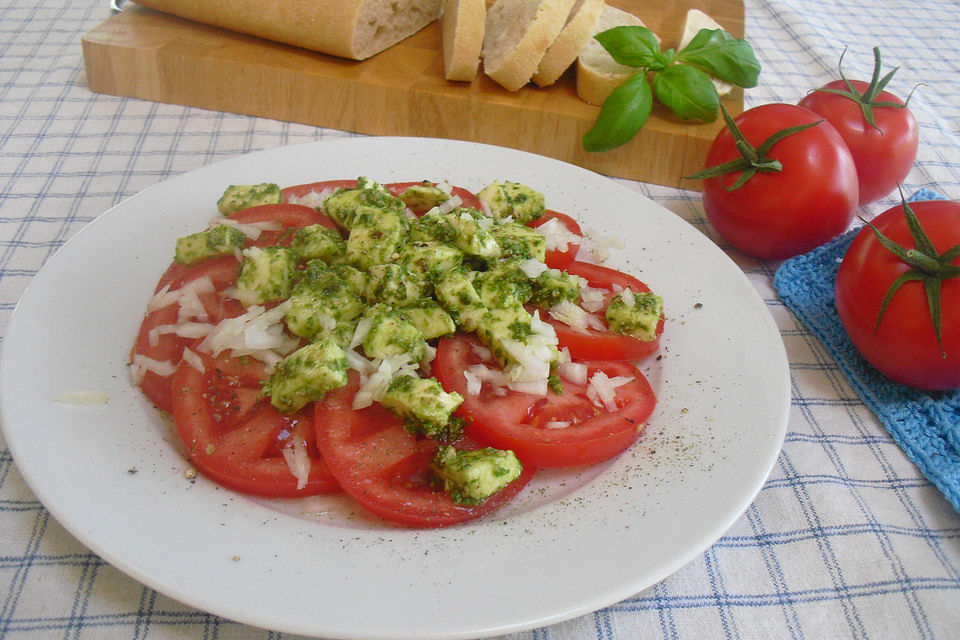 Mozzarella-Tomaten-Salat mit Pesto