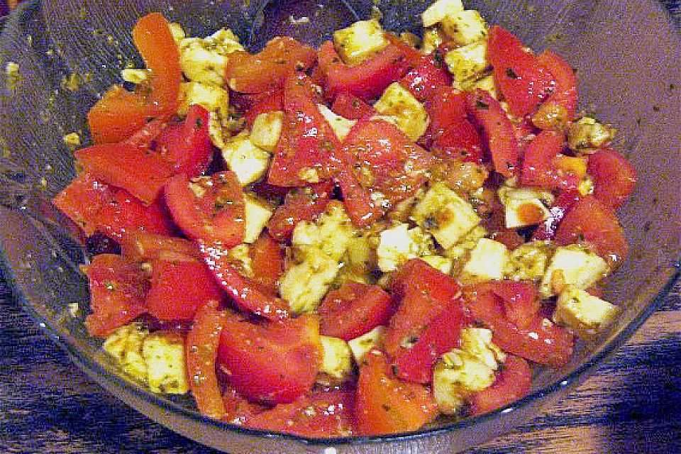 Mozzarella-Tomaten-Salat mit Pesto