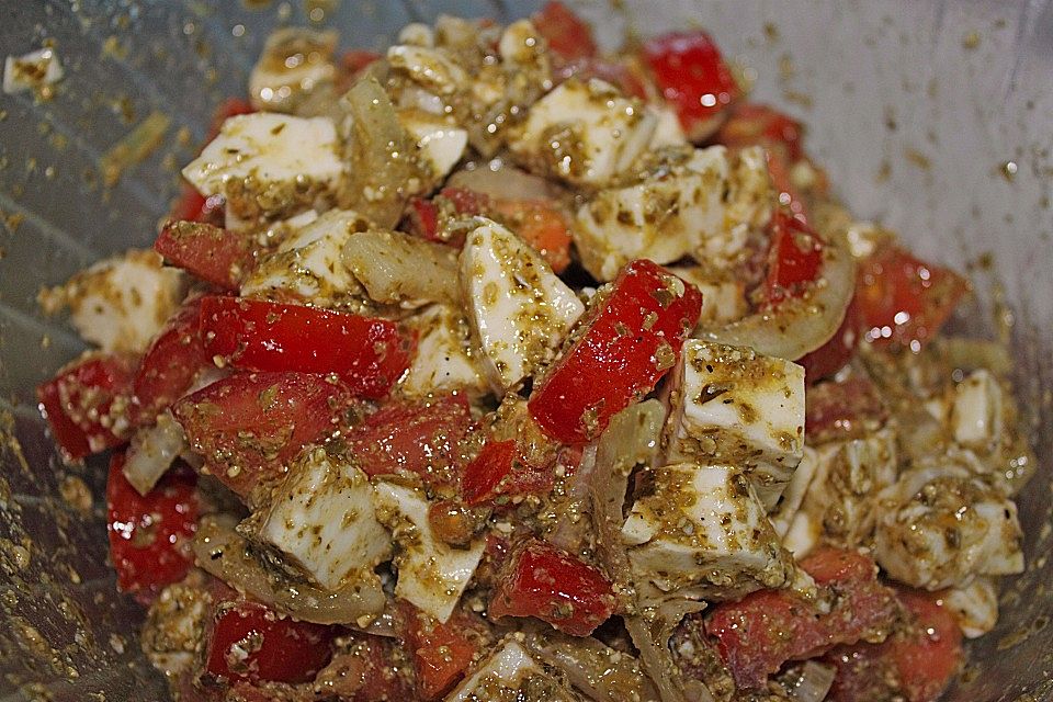 Mozzarella-Tomaten-Salat mit Pesto