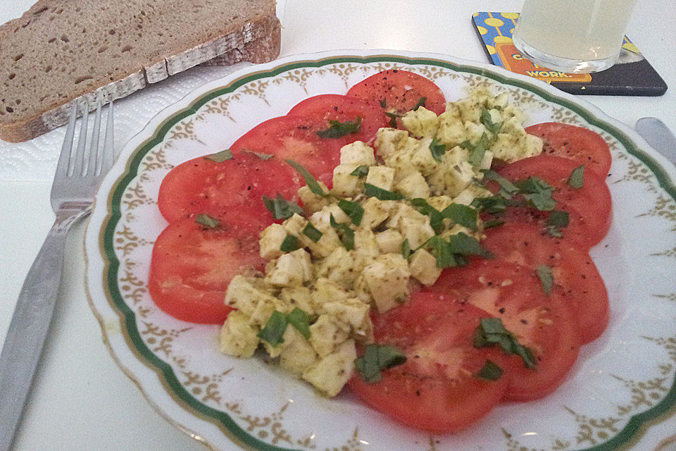 Mozzarella-Tomaten-Salat mit Pesto