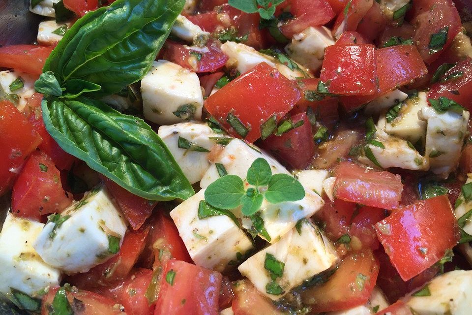 Mozzarella-Tomaten-Salat mit Pesto